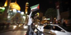 Στην Τεχεράνη βγήκαν στους δρόμους να πανηγυρίσουν για την επίθεση με drones κατά του Ισραήλ