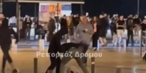 Η στιγμή της άγριας επίθεσης σε νεαρό στην πλατεία Αριστοτέλους στη Θεσσαλονίκη