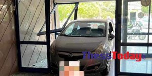 Οδηγός έπεσε στη τζαμαρία στο Ιπποκράτειο 