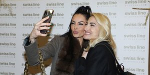 Δήμητρα Αλεξανδράκη και Ιωάννα Τούνη βγάζουν selfie