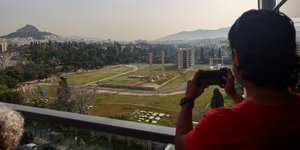 Τουρίστας φωτογραφίζει τις Στήλες Ολυμπίου Διός