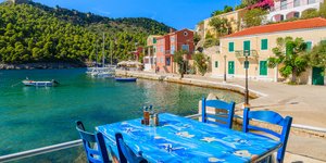 τραπεζι μπλε διπλα στη θαλασσα