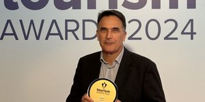 Ο Κωνσταντής Ροκόφυλλος CEO της Paleros Bay παραλαμβάνει το χρυσό βραβείο της Tourism Awards2024 