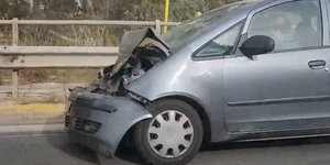 Οδηγός τράκαρε και συνέχισε με διαλυμένο αυτοκίνητο την τρελή πορεία του στον Καρέα