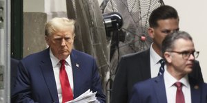 Ο Ντόναλντ Τραμπ με έγγραφα στο δικαστήριο