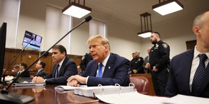 O Τραμπ με τους δικηγόρους του