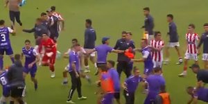 Συμπλοκή ποδοσφαιριστών σε αγώνα στην Ουρουγουάη