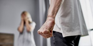 Θυμωμένος άνδρας και φοβισμένη γυναίκα