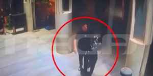 Ανδρας κρατά μπουφάν στο επεισόδιο στο Μαρούσι