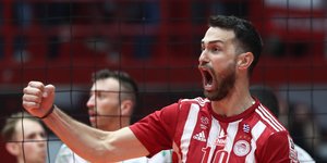 O Κουμεντάκης του Ολυμπιακού πανηγυρίζει