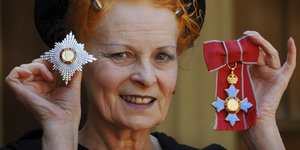 Βίβιεν Γουέστγουντ με μετάλλια 