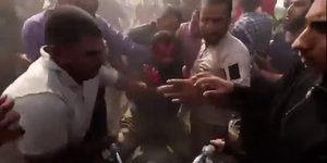 Ο πατέρας του νεαρότερου ομήρου της Χαμάς, ξυλοκοπείται άγρια από εξτρεμιστές