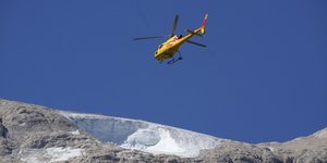 Ένας σκιέρ διακομίστηκε με ελικόπτερο σε νοσοκομείο, άλλοι τρεις σκοτώθηκαν από τη χιονοστιβάδα