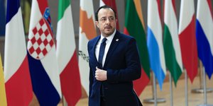 Ο Νίκος Χριστοδουλίσης και σημαίες χωρών