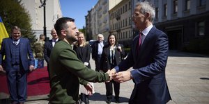 Ο πρόεδρος της Ουκρανίας Βολοντίμιρ Ζελένσκι με τον γενικό γραμματέα του ΝΑΤΟ Γενς Στόλτενμπεργκ