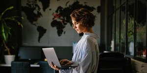 γυναίκα λαπτοπ