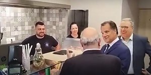O Aδωνις Γεωργιάδης σε σουβλατζίδικο