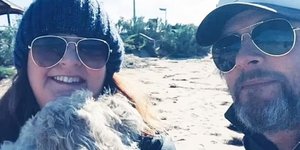 Παράλυτη από τη μέση και κάτω έμεινε μια από τους επιβάτες της Singapore Airlines, αποκάλυψε ο σύζυγός της