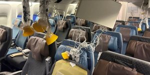 Το εσωτερικό της πτήσης της Singapore Airlines μετά τις αναταράξεις/Φωτογραφία Reuters
