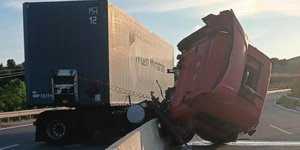 Βόνιτσα: Τροχαίο με ανατροπή νταλίκας