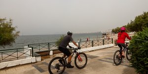 Ποδηλατάδα στον Φλοίσβο εν μέσω αφρικανικής σκόνης