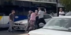 Άγριο ξύλο μέσα στη μέση του δρόμου
