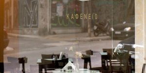 τζαμαρία καφενείο τραπεζάκια βιτρίνα Κυψέλη Αλλιώς Καφενείο 