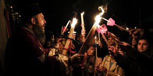 Ιεράς προσφέρει το Άγιο Φως σε πιστούς / Φωτογραφία αρχείου: Alexandros Michailidis / SOOC