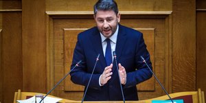 ανδρουλακης εξηγει με χερια 