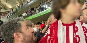 Ο Νίκος Ανδρουλάκης με το γιο του στον τελικό του Conference League