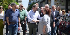 Ο πρόεδρος του ΠΑΣΟΚ Νίκος Ανδρουλάκης στην αγορά της Καλλιθέας