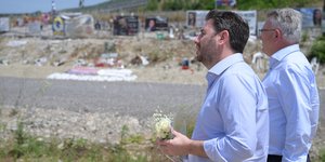 Στον τόπο της τραγωδίας των Τεμπών Νίκος Ανδρουλάκης και Νίκολας Σμιτ