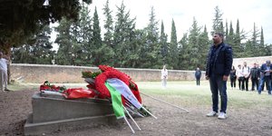 Ο Νίκος Ανδρουλάκης καταθέτει στεφάνι στη μνήμη των θυμάτων στη Καισαριανή