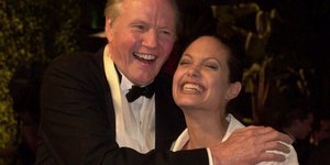 Ο Jon Voight και η κόρη του Angelina Jolie γελάνε στο Vanity Fair Oscar party στο Hollywood στις 25 Μαρτίου 2001
