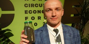 αντρας με βαζο