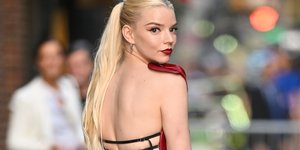 H Άνια Τέιλορ με άκρως αποκαλυπτικό φόρεμα δείχνει υπέροχα classy