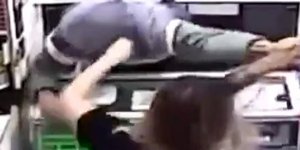 H στιγμή που η εργαζόμενη σε περίπτερο ξυλοφορτώνει τον επίδοξο κλέφτη στην Αργεντινή