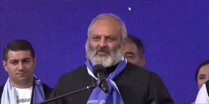O αρχιεπίσκοπος Μπαγκράτ Γκαλστανιάν που θέλει να ανατρέψει τον πρωθυπουργό της Αρμενίας