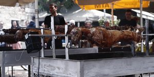 Πήραν φωτιά οι σούβλες για το ψήσιμο του οβελία