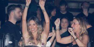 Η Αθηνά Οικονομάκου διασκέδασε στα μπουζούκια, στα γενέθλια της φίλης της, Νικόλ Παναγιώτου