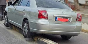 Το αυτοκίνητο που «καρφώθηκε» στον ποδηλατόδρομο