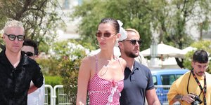 Η Μπέλα Χαντίντ με φόρεμα από καφίγια