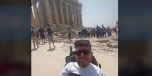 Ο γνωστός ΑμεΑ blogger επισκέφθηκε την Ακρόπολη και έμεινε εντυπωσιασμένος
