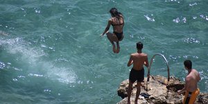 Βουτιές στην παραλία της Αρβανιτιάς