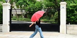 Γυναίκα με κόκκινη ομπρέλα