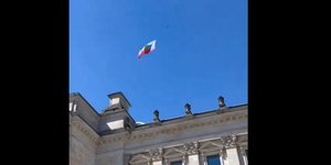 Drone με σημαία της Ρωσίας πετάει πάνω από την Bundestag