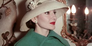 καλλας με πρασινο παλτο 