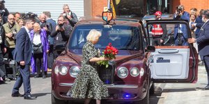 Η ξεκαρδιστική στιγμή που ο Κάρολος «κλέβει» την θέση της Καμίλα