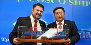 Ο Νίκος Χαρδαλιάς με τον CEO της COSCO