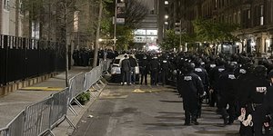 Δυνάμεις της αστυνομίας στην είσοδο του Πανεπιστημίου Κολούμπια